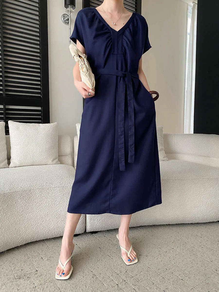 Sommerliches Damenkleid in unifarbenem Design mit V-Ausschnitt und Schnürung an der Taille für eine schlanke Silhouette. – Detail 16