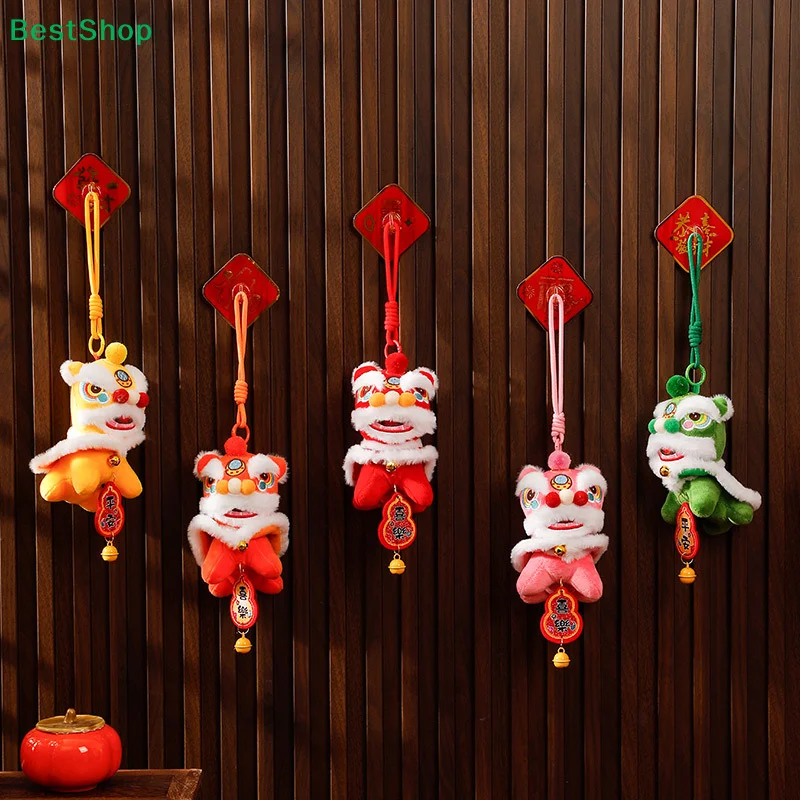 

♥ Брелок «Танец льва» к Году Лошади 2026 – Праздничное плюшевое украшение с талисманом удачи и колокольчиком