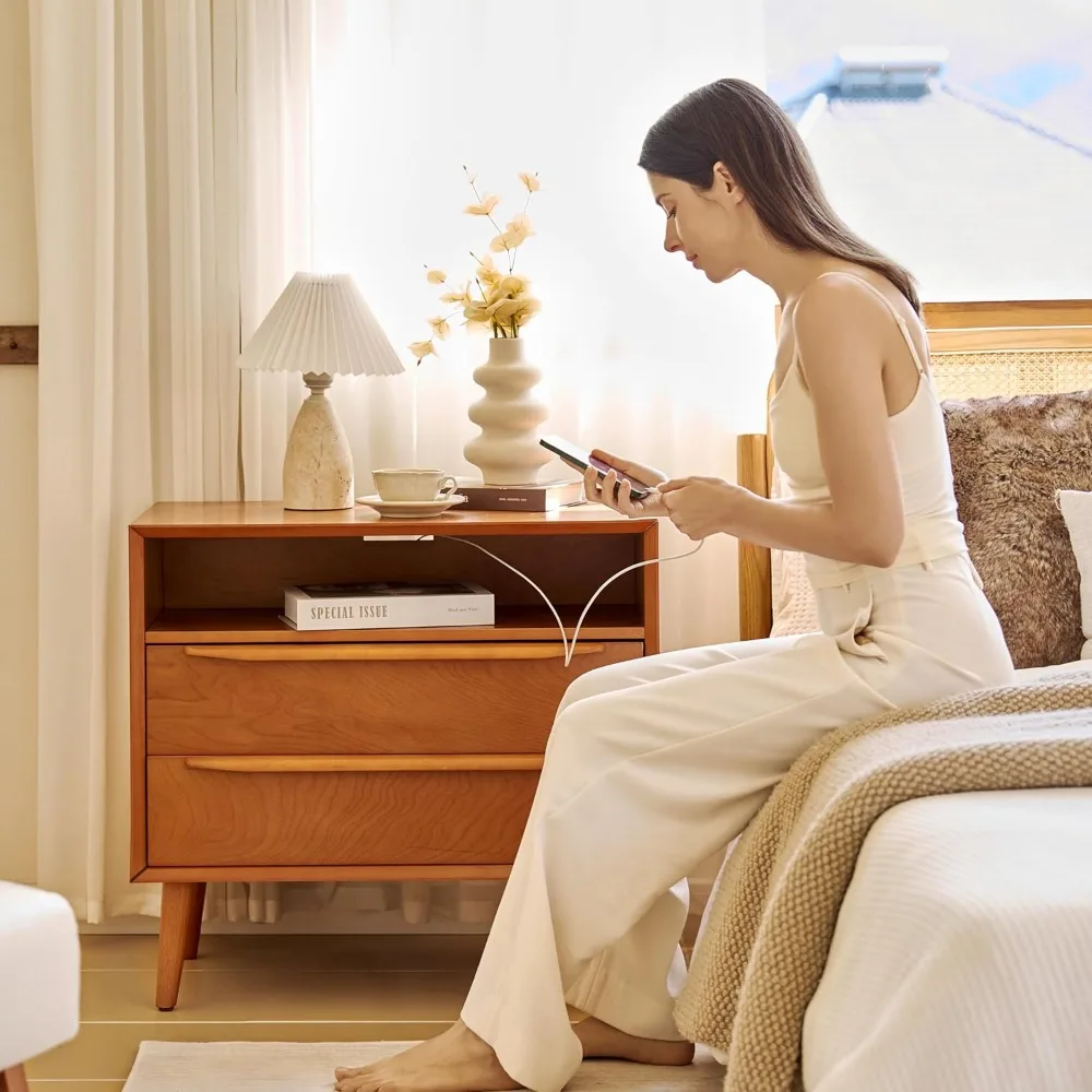 منضدة مع محطة شحن، درجين حديثين من منتصف القرن وخزانة رف مفتوحة لغرفة النوم، وطاولة بجانب السرير مخدد، وبلوط