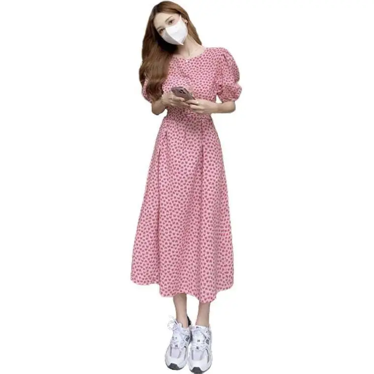 Sukienka maxi damska w stylu retro z kwiatowym wzorem, letnia, wysoki stan, wyszczuplająca, różowa w kropki, bufiaste rękawy, elegancka.