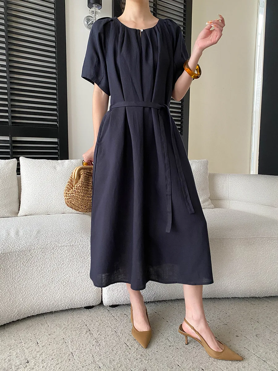 Sommerliches Damenkleid in unifarbenem Design mit plissierter Taille und Rundhalsausschnitt. – Detail 14