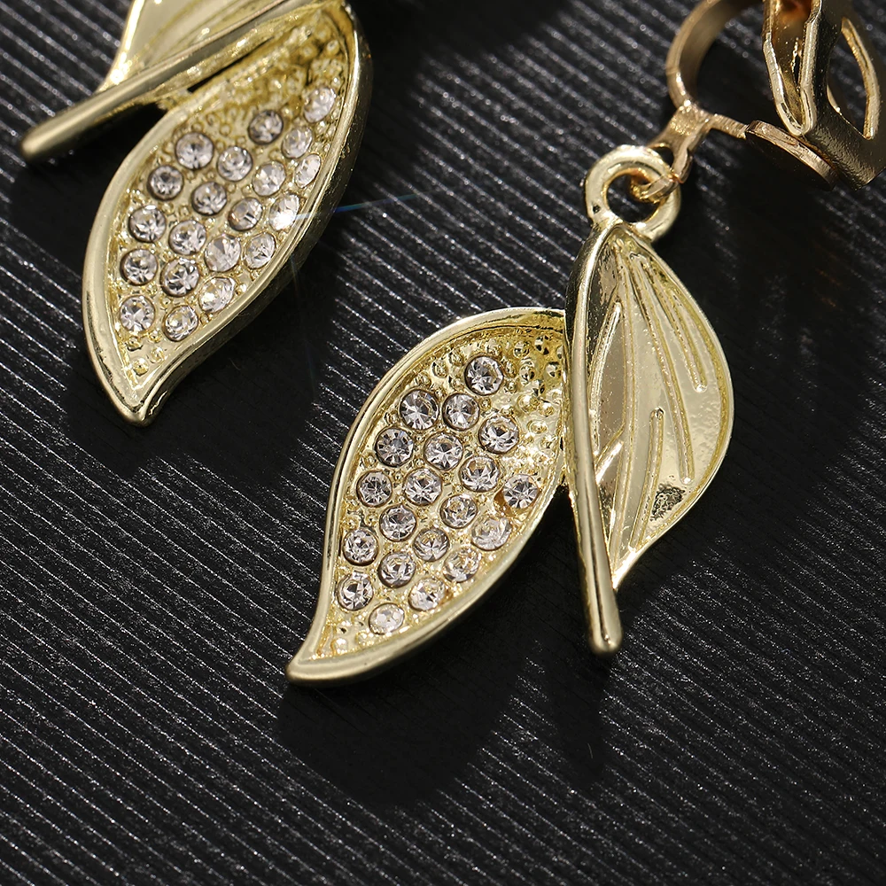 Vintage Golden Rhinestone Leaf Clip Earrings Fashion Non-piercing Earrings for Women Korean Sweet Jewelry 2024 Girls Gift