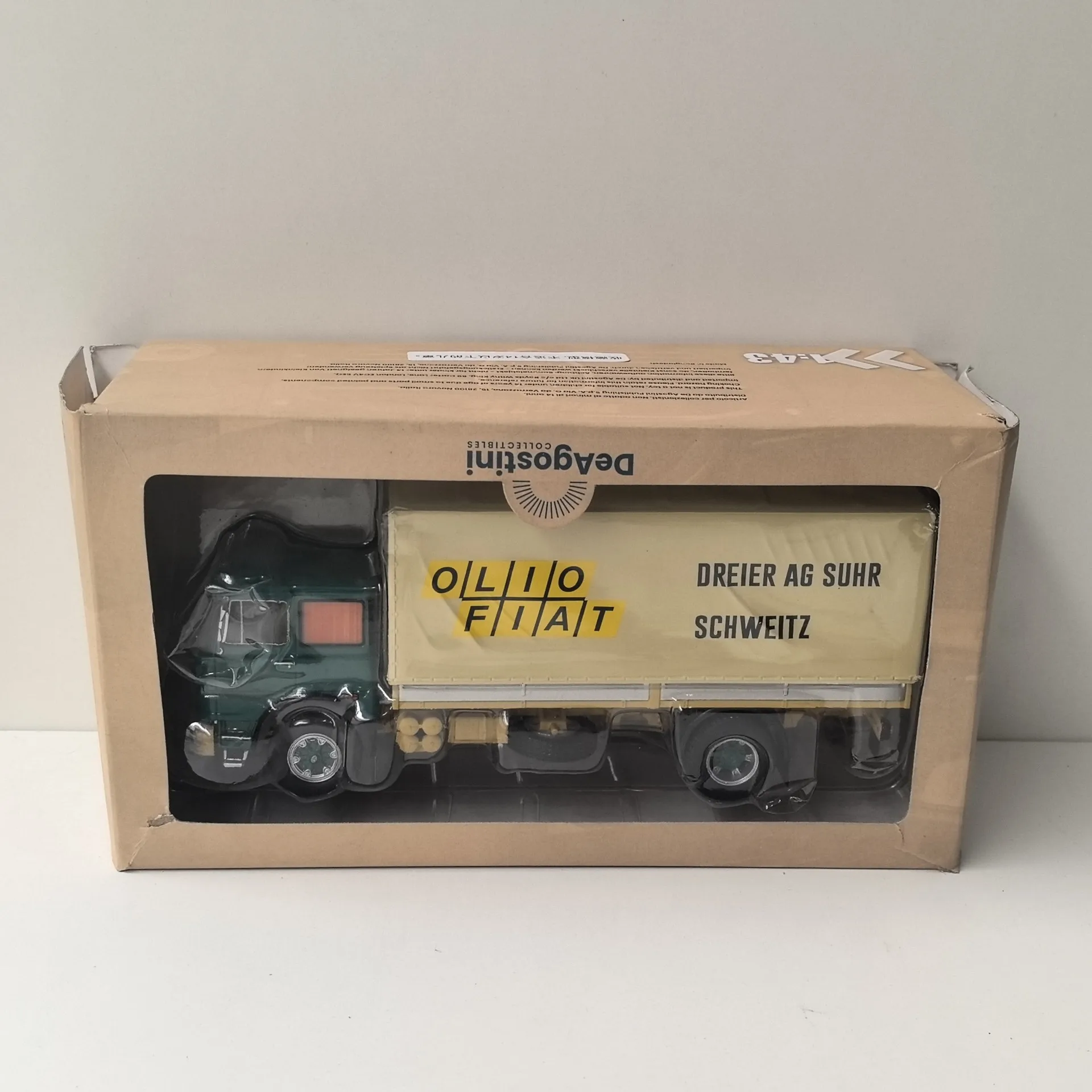 

Старая коробка литья под давлением DEA масштаб 1/33, OM 190 FIAT Передняя часть автомобиля изготовлена из сплава и интерьера изготовлена из пластиковой модели автомобиля