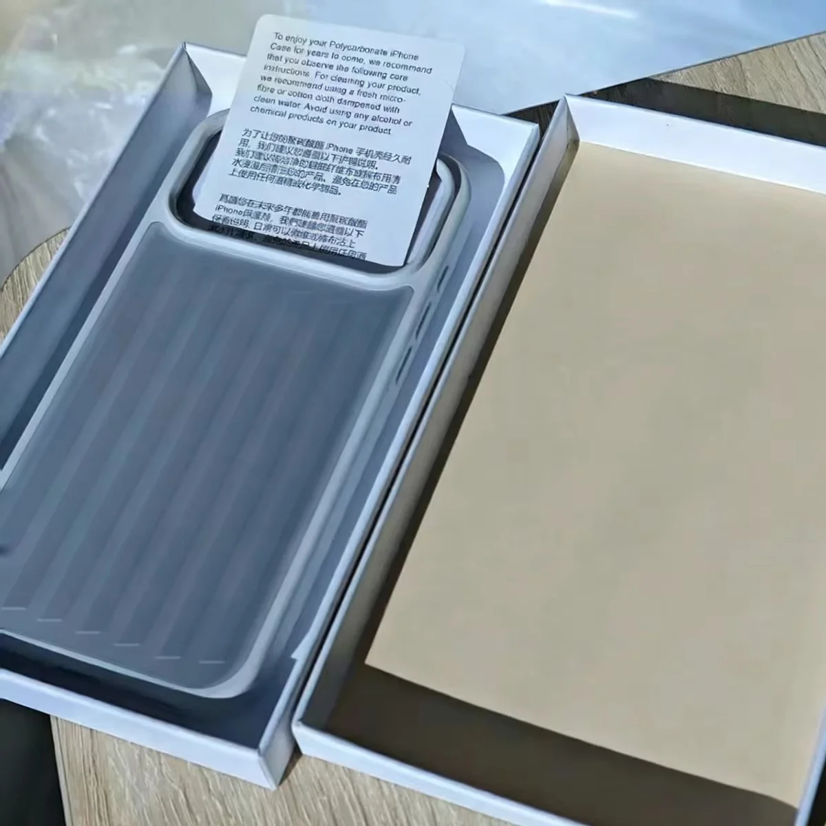 Aluminiowe etui na telefon ze stopu aluminium do iPhone 17 16 15 14 Pro Max, luksusowe etui z 3D falistymi paskami na tył, w stylu walizki biznesowej, z pudełkiem prezentowym. — zdjęcie produktu 2