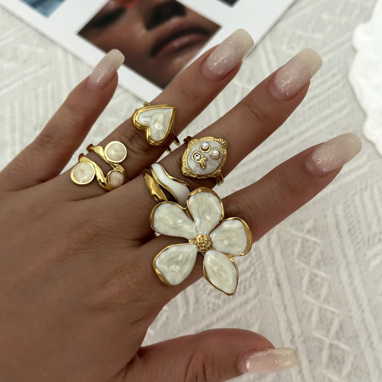 5-teiliges Set aus Edelstahlringen mit Herz- und Blumenmuster, Emaille, für Damen, hypoallergen, PVD-vergoldet, stapelbar, Party-Schmuckset, Geschenk – Detail 5