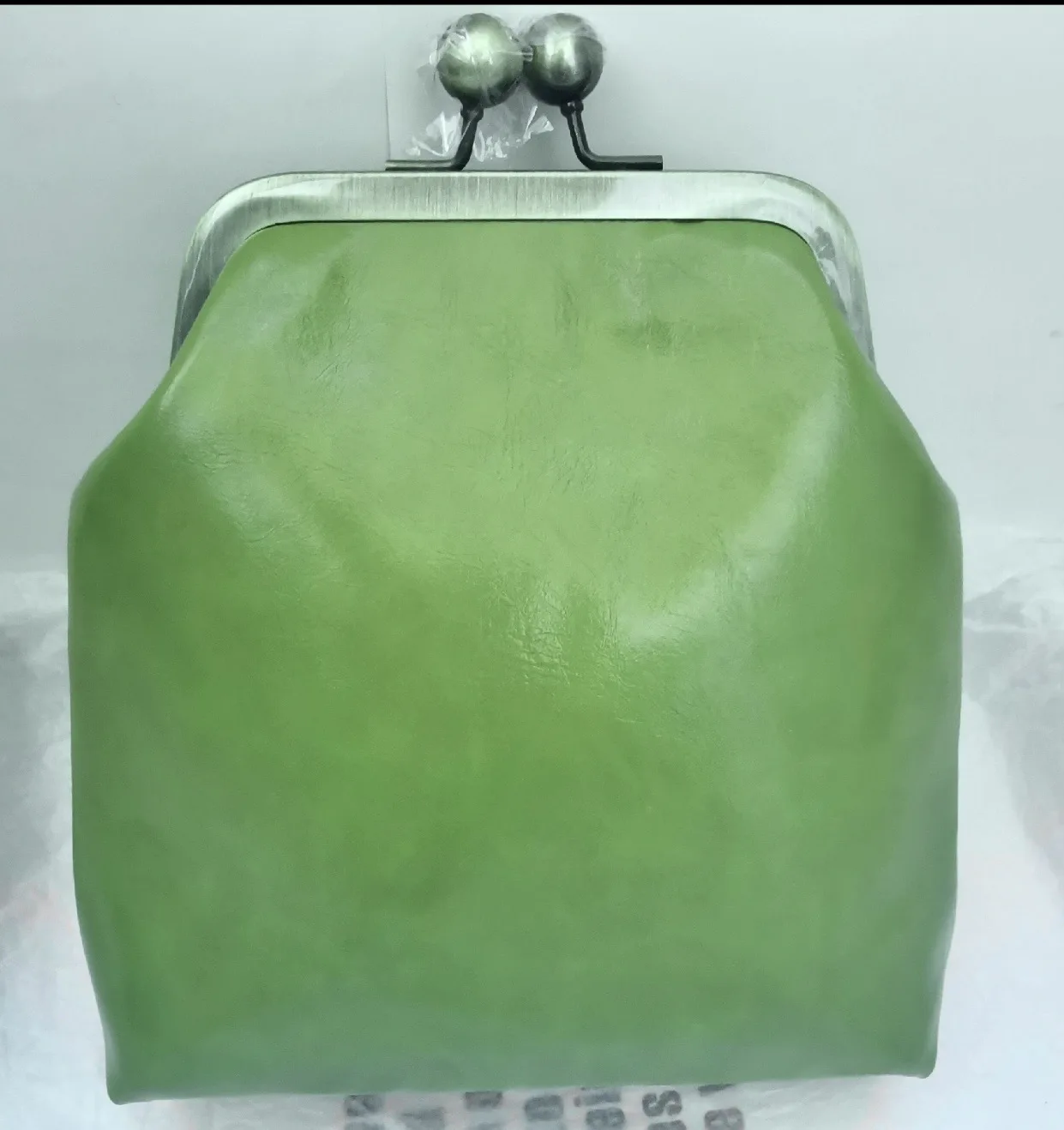 Zagubiona w sztuczna skóra w stylu Vintage torebka w kolorze jabłkowo-zielonym z zapięciem na buziaka metalową ramą otwierającą długie odpinane