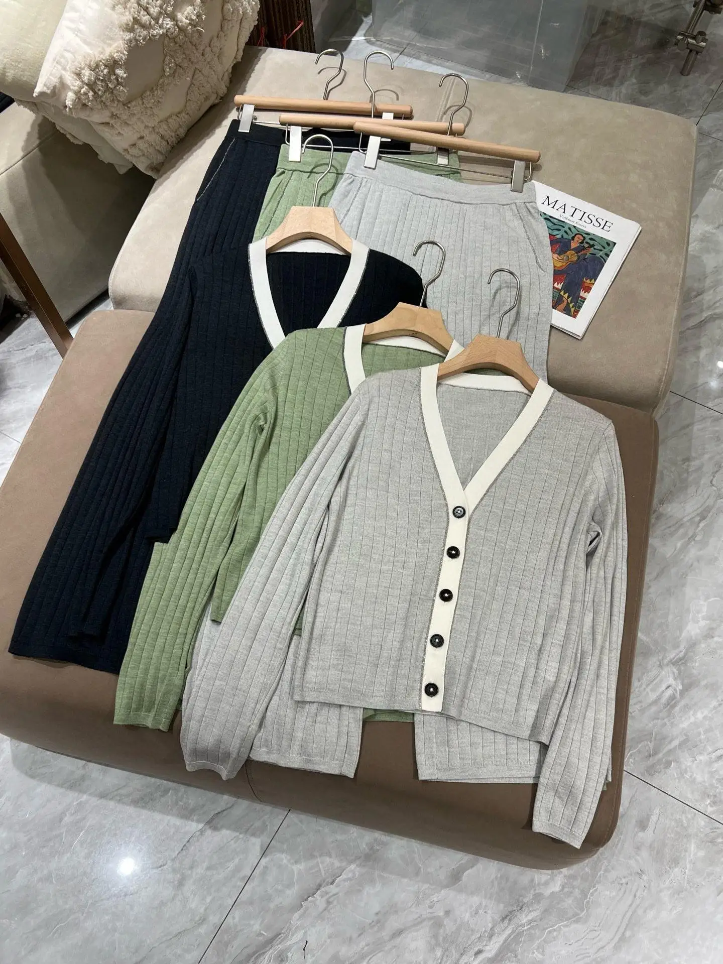 

Весенний повседневный трикотажный брючный костюм из шелка и шерсти с эластичной талией и широкими штанинами.