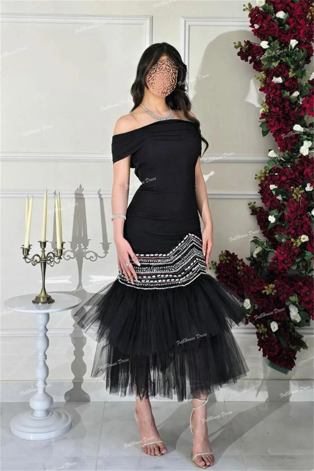 فستان سهرة أسود متواضع بياقة قارب مصنوع حسب الطلب بدون أكمام مطرز بالخرز غمد بدون ظهر فستان سهرة بطول الشاي فساتين سهر