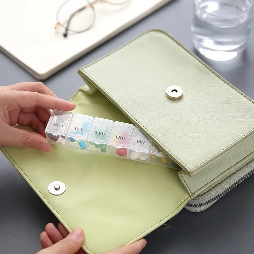 7-Tage-Wochenpillenbox Bunter Mini-Medikamentenbehälter Tragbarer Behälter mit Knopföffnung Pillenorganizer-Etui – Detail 4