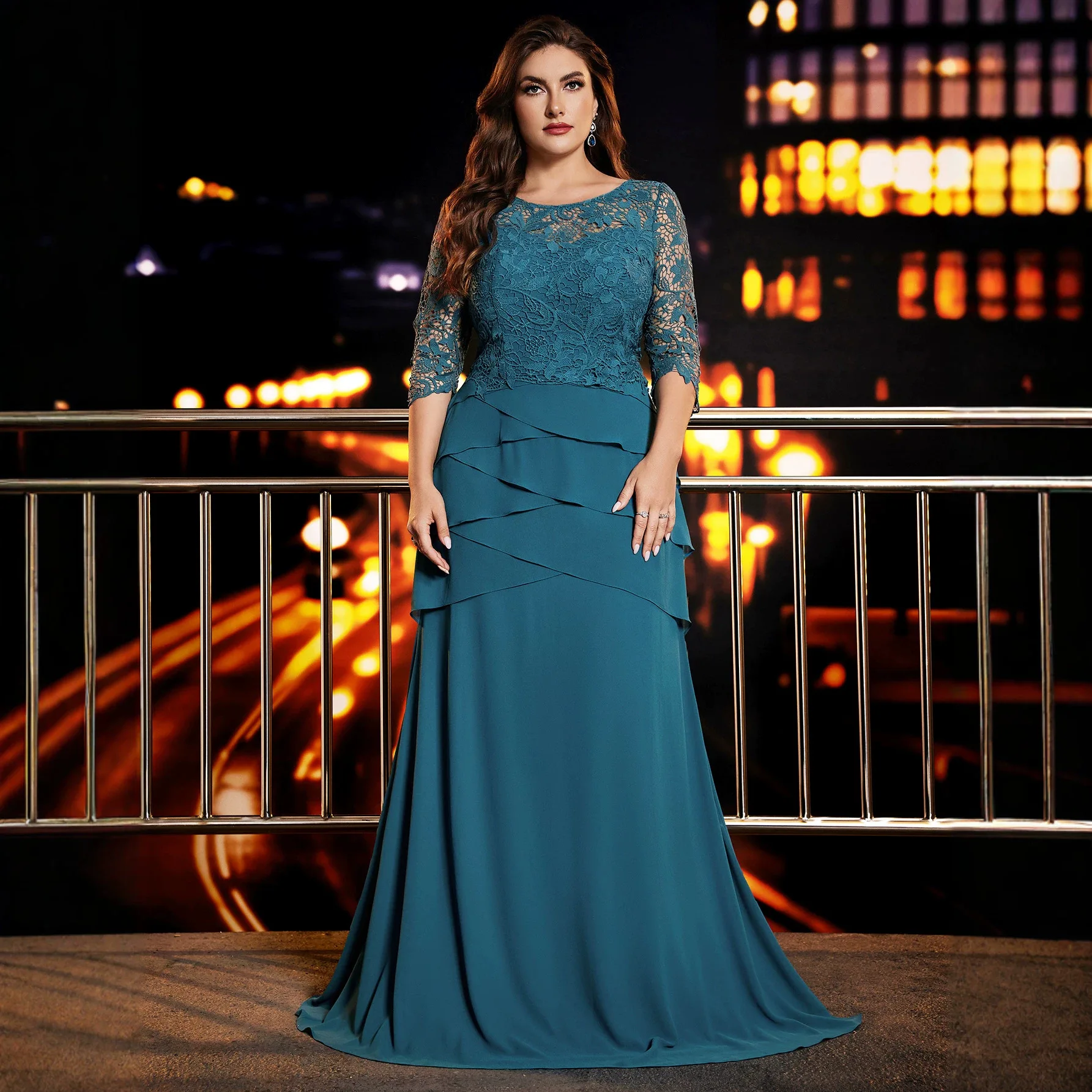 Abito Lungo da Sera/Cocktail in Chiffon a Balze con Scollo Rotondo, Maniche a Tre Quarti, Pizzo Floreale, Taglie Forti, Colore Teal, con Strascico, Modello A-Line