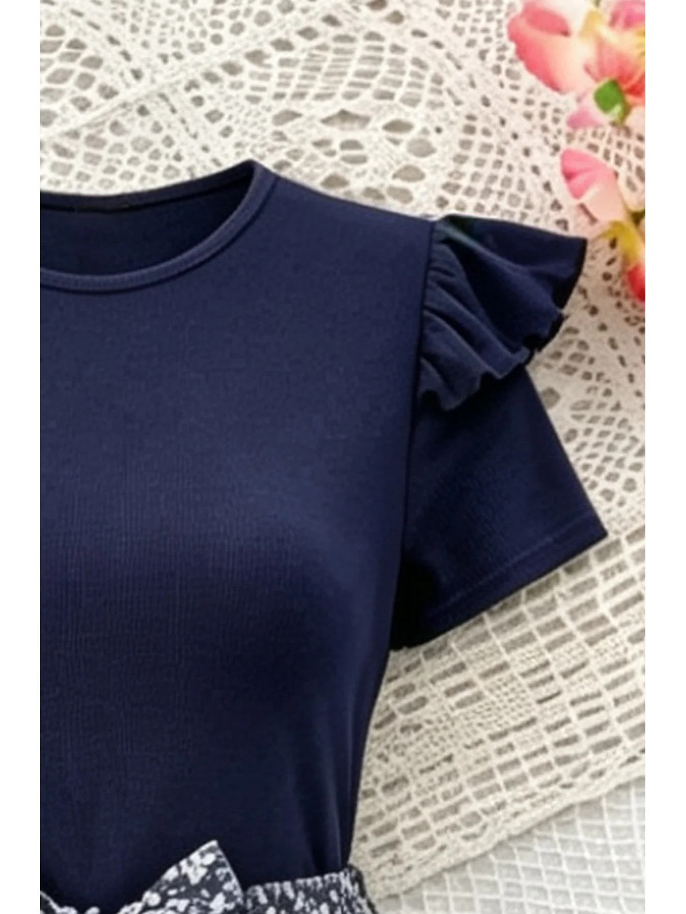 Teenager-Freizeitkleid mit Rundhalsausschnitt, kurzen Ärmeln, Rüschensaum, tailliertem Schnitt und Schleife, A-Linien-Rock, Kinderkleid – Detail 6