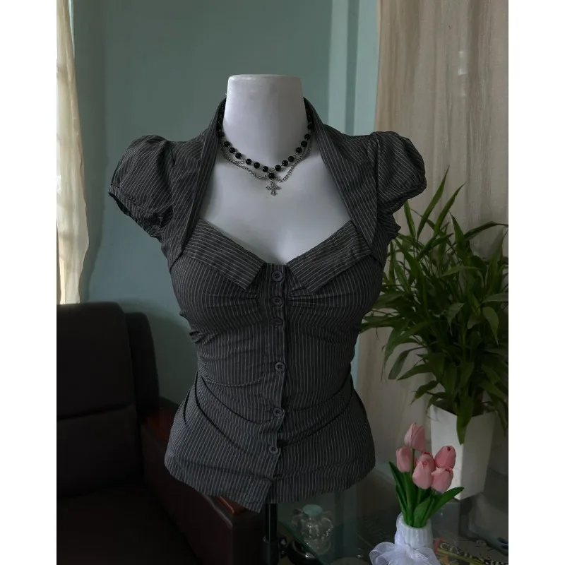 

Повседневная и удобная женская рубашка с лацканами, в полоску, на одной пуговице, приталенного кроя, с короткими рукавами, универсальная для поездок на работу.