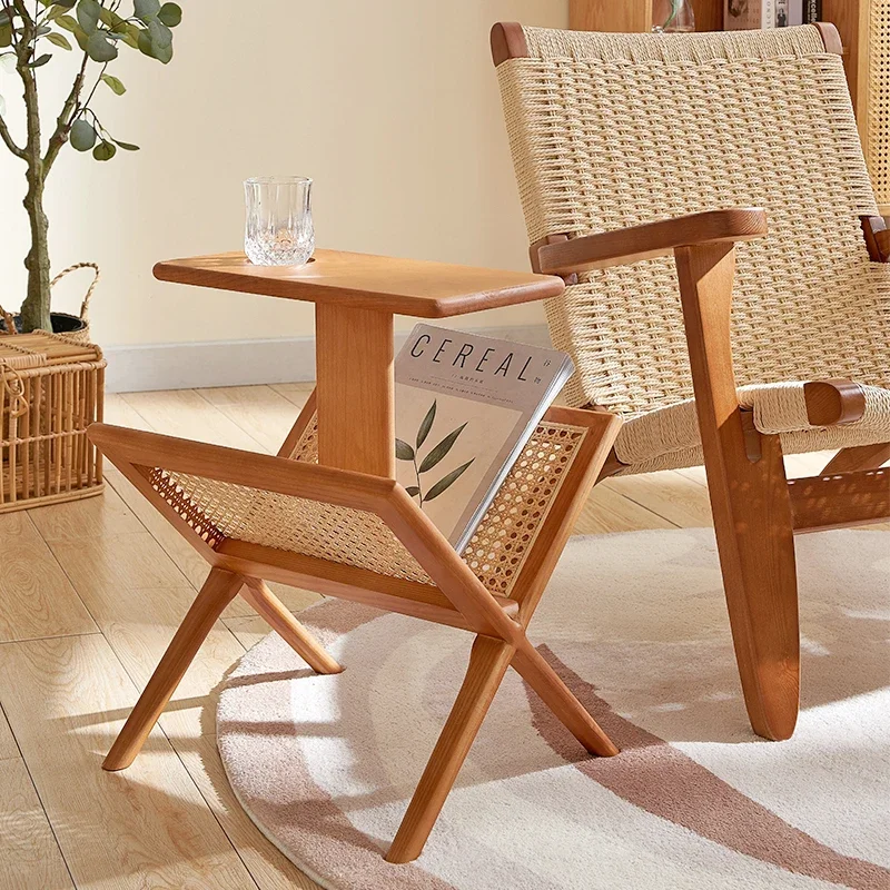 Zeitungsständer, vom Boden bis zur Decke reichender Zeitungsständer