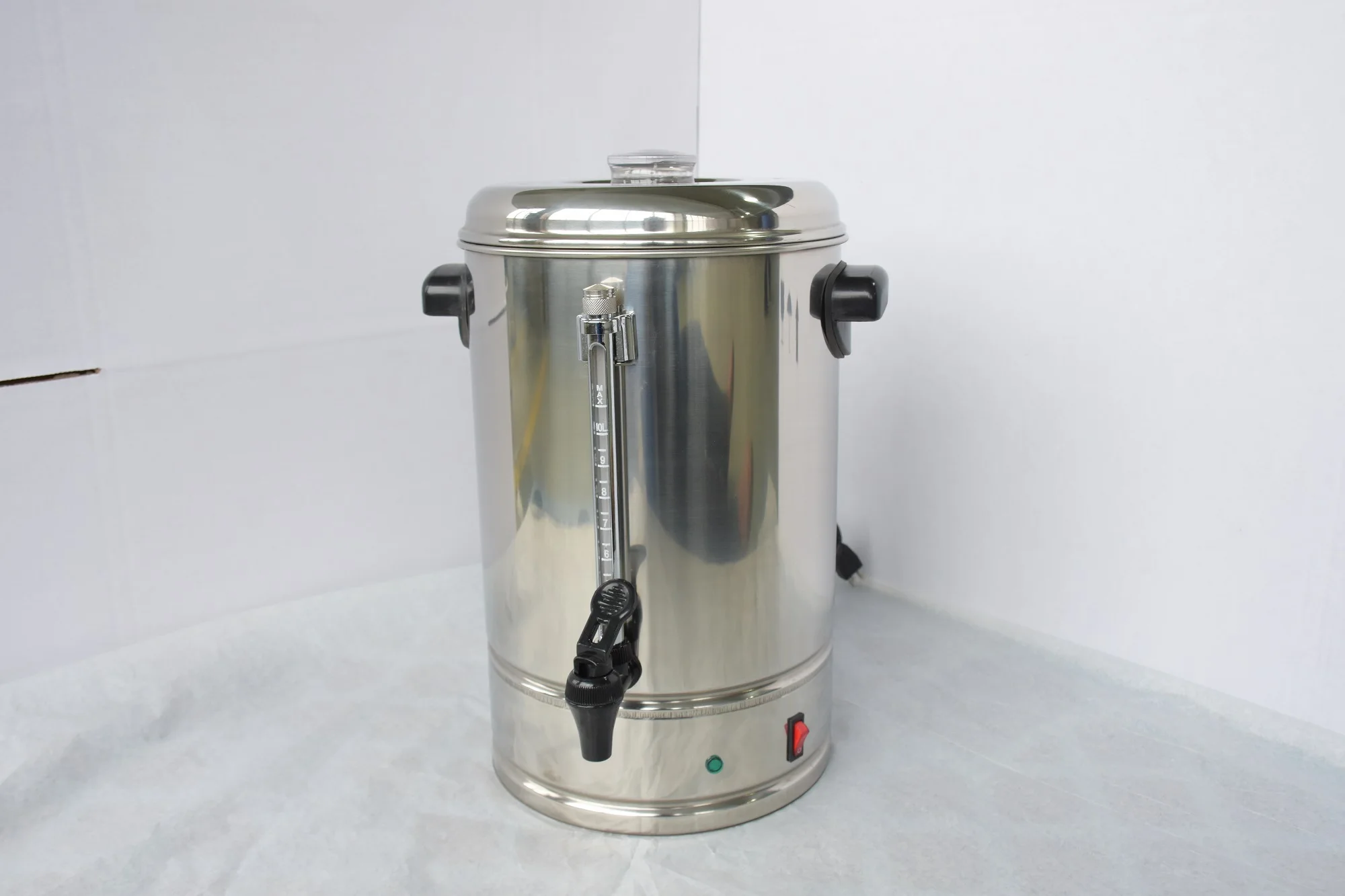 Cafeteira elétrica com equipamento buffet para servir leite e água