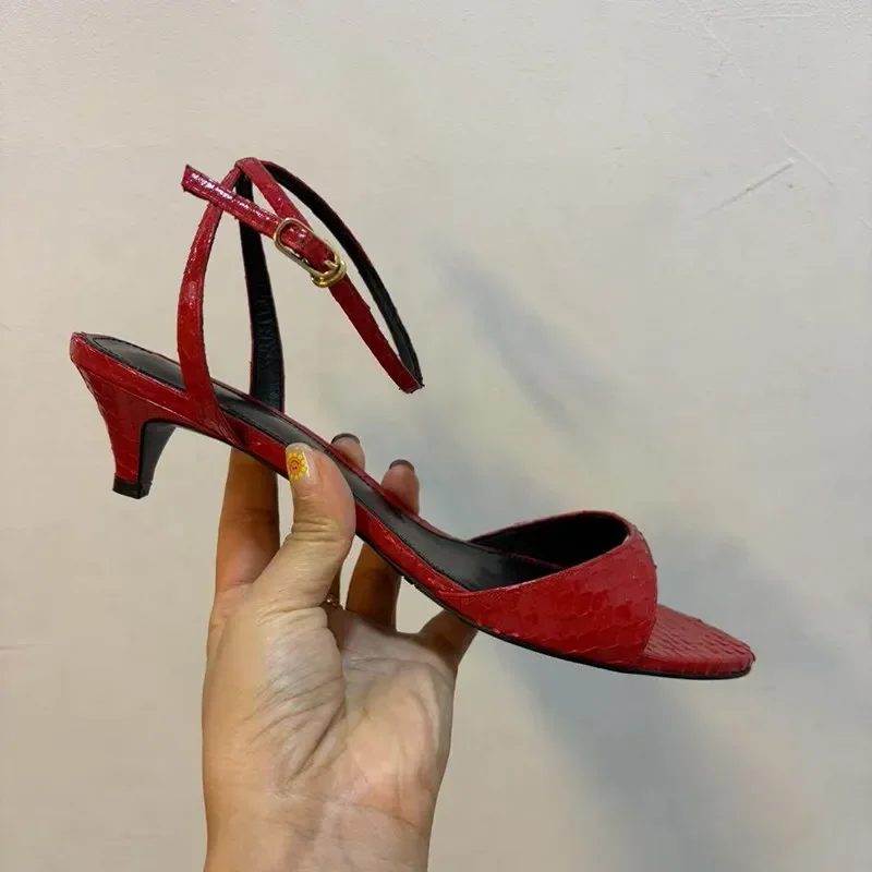Weiche Leder-Sandalen mit Einzelverschluss und Offener Spitze für Damen, Vielseitige Stiletto-Schuhe mit Spitzer Zehenpartie und Niedrigem Absatz – Detail 1