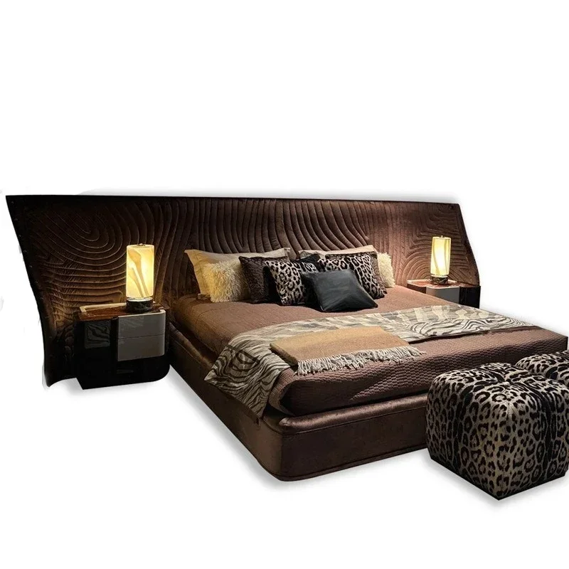 New Italian designer widescreen be d, wild luxury curved fab ric queen bed vil a