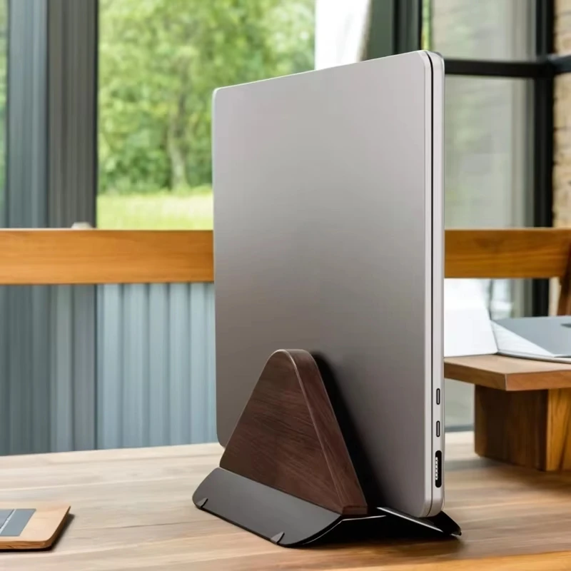Drewniana pionowa podstawka pod laptop do MacBooka – regulowany uchwyt z solidną podstawą, konstrukcja oszczędzająca miejsce, idealna do dokowania na biurku — zdjęcie produktu 3