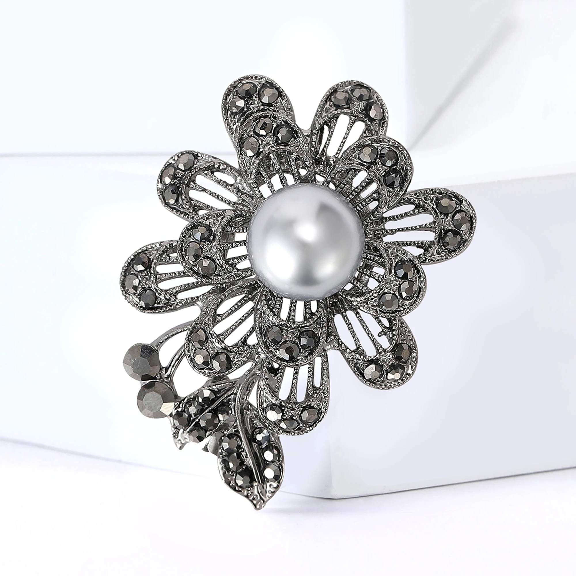 Trendy Rhinestones Retro Floral Brooches for Women Unisex Pearls Pins Badges Office Party Backpack Gifts Jewelry Accessories