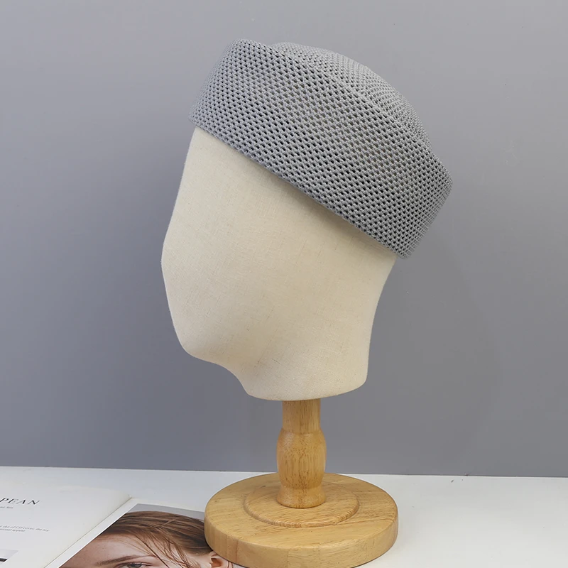 Détail du béret uni en maille