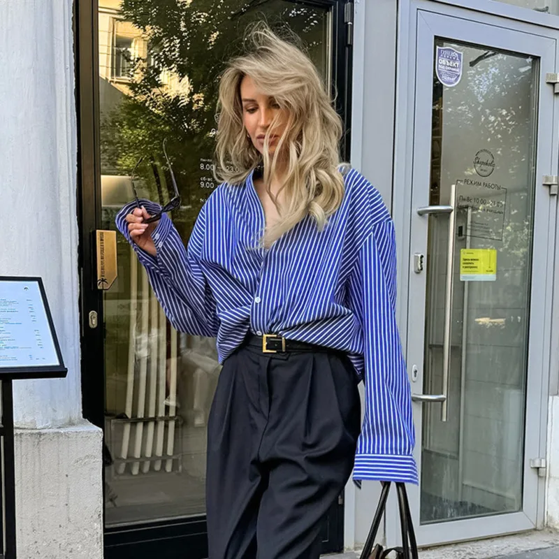 Schicke blau gestreifte Damenbluse im französischen Stil mit einzigartigem Kragendesign, langärmliges, lässiges, übergroßes Hemd für trendige Bürokleidung