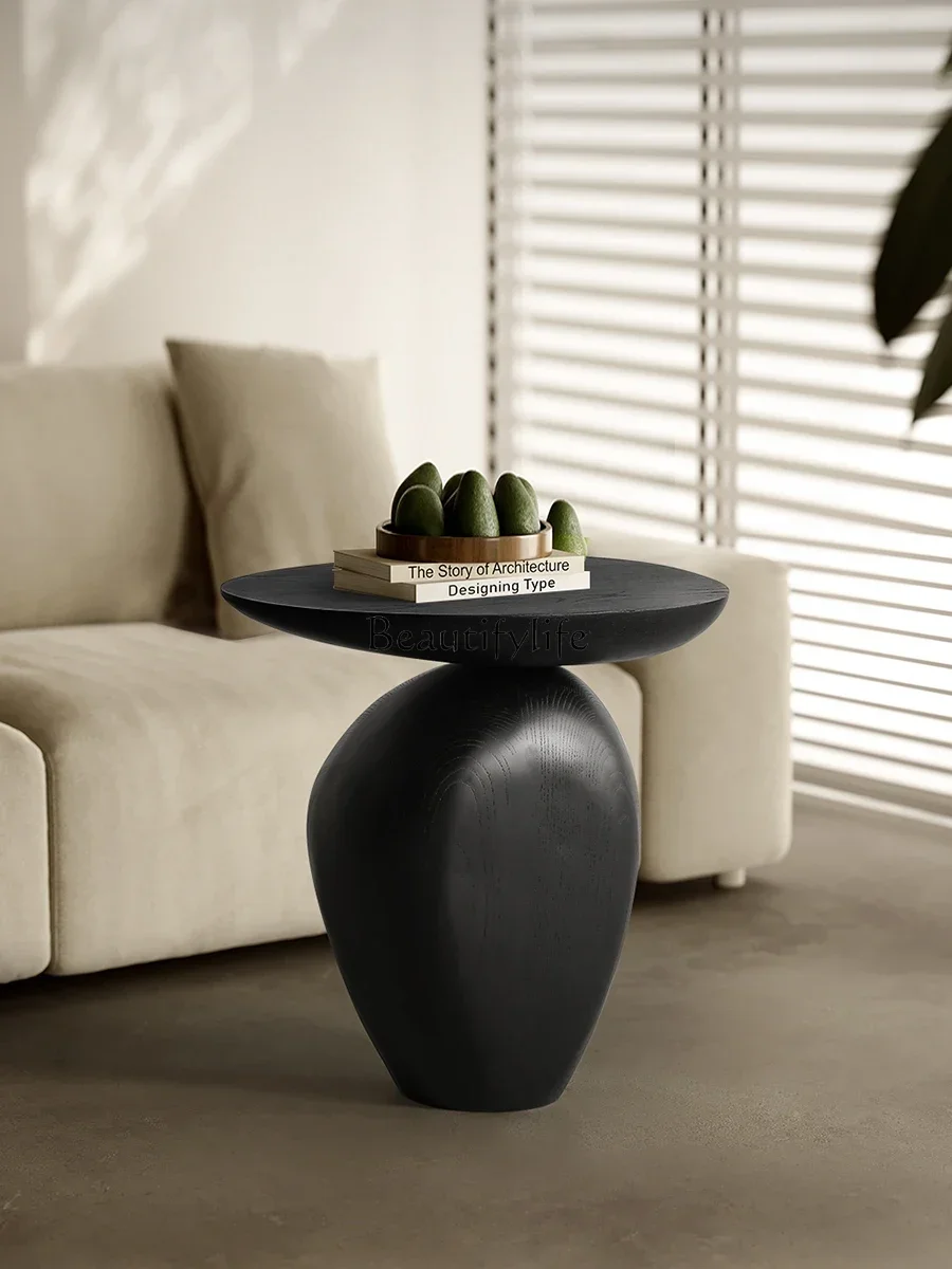 غرفة معيشة إيطالية راقية وبسيطة، وطاولة قهوة صغيرة، وأريكة من الخشب الصلب، وفن وابي سابي في العصور الوسطى #5