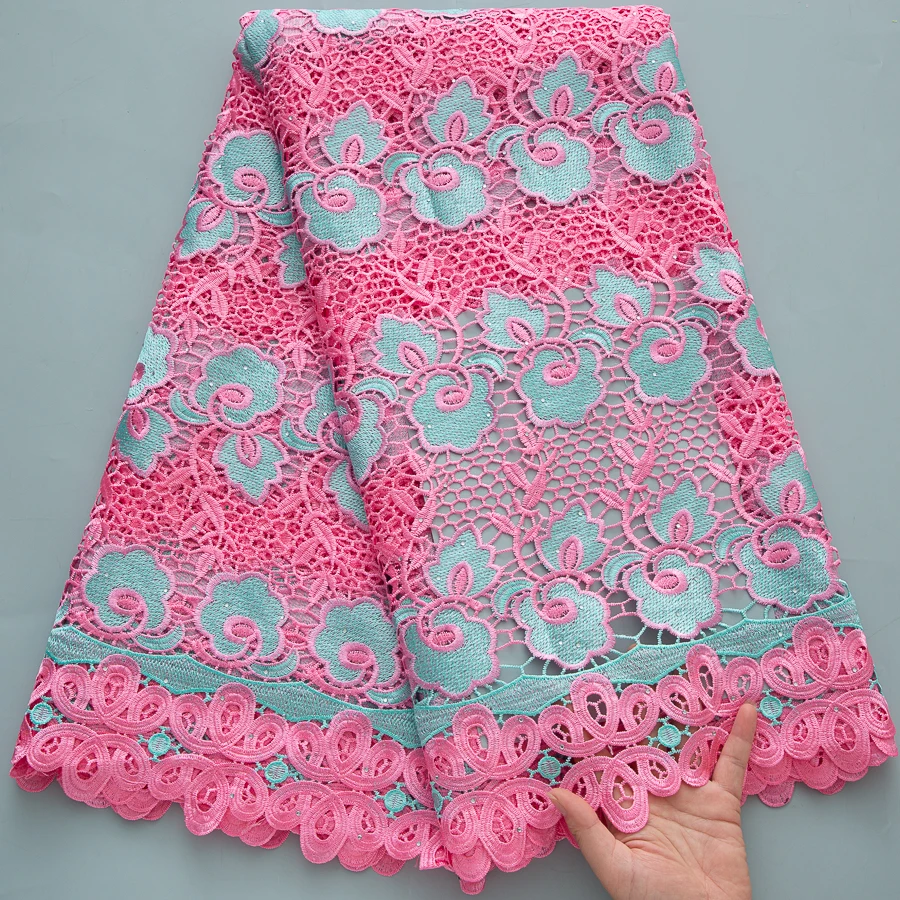 ​ Hochwertiger afrikanischer Guipure-Spitzenstoff – elegante rosa Basis mit zarten türkisfarbenen Blumen, perfekt für Hochzeitskleider