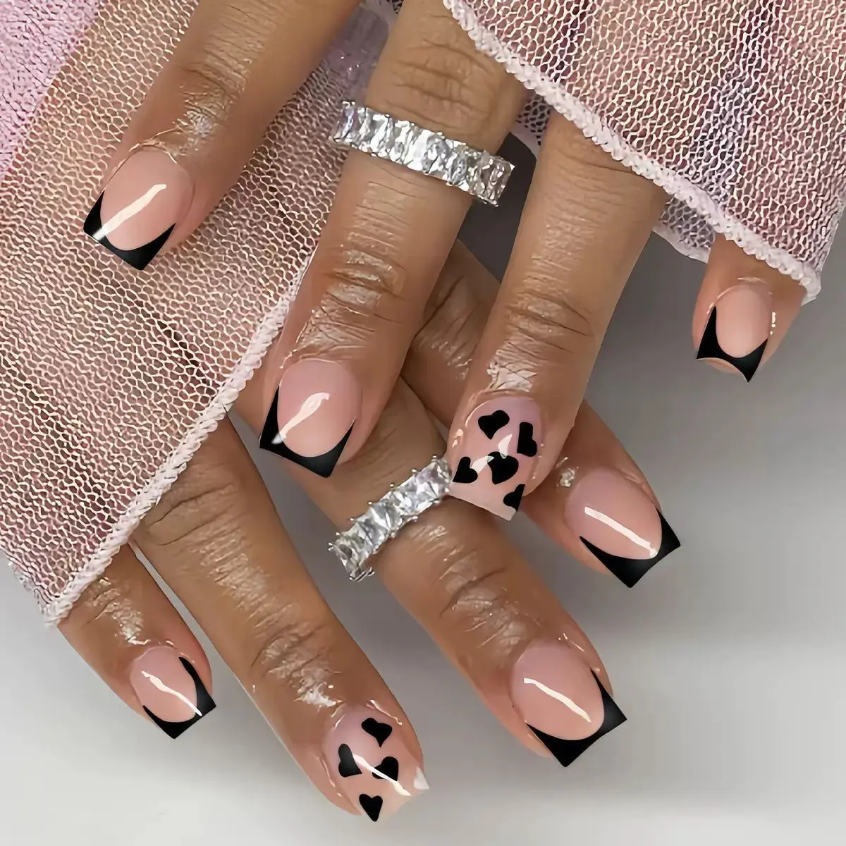 

Новые минималистичные накладные ногти 2026: Классические и стильные черные прямоугольные накладные ногти с французским дизайном и сердечками