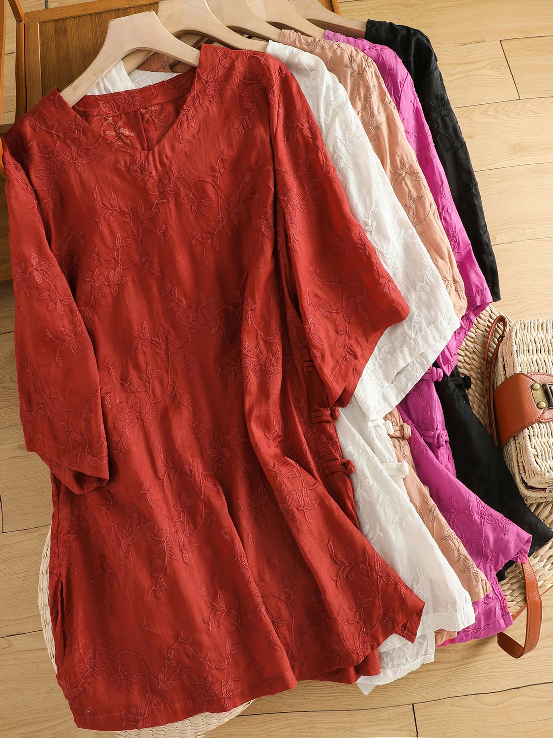 T-shirt longuette leggera ricamata retrò T-shirt midi leggera da donna di grandi dimensioni con bottoni laterali divisi metà Sve V-Ne Top casual estivo