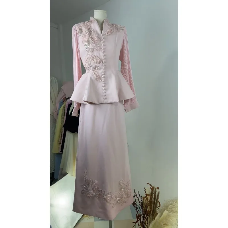 The Autumn New Fashion Design Is Elegant Stylish. The Patterned Floral Suit Set Features A Solid Color Top and An A-line Skirt.