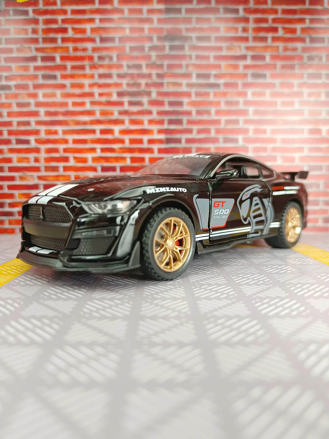 1: 32 simulation Ford Mustang GT500 alloy car model doors and the front hood and trunk door can also be opened