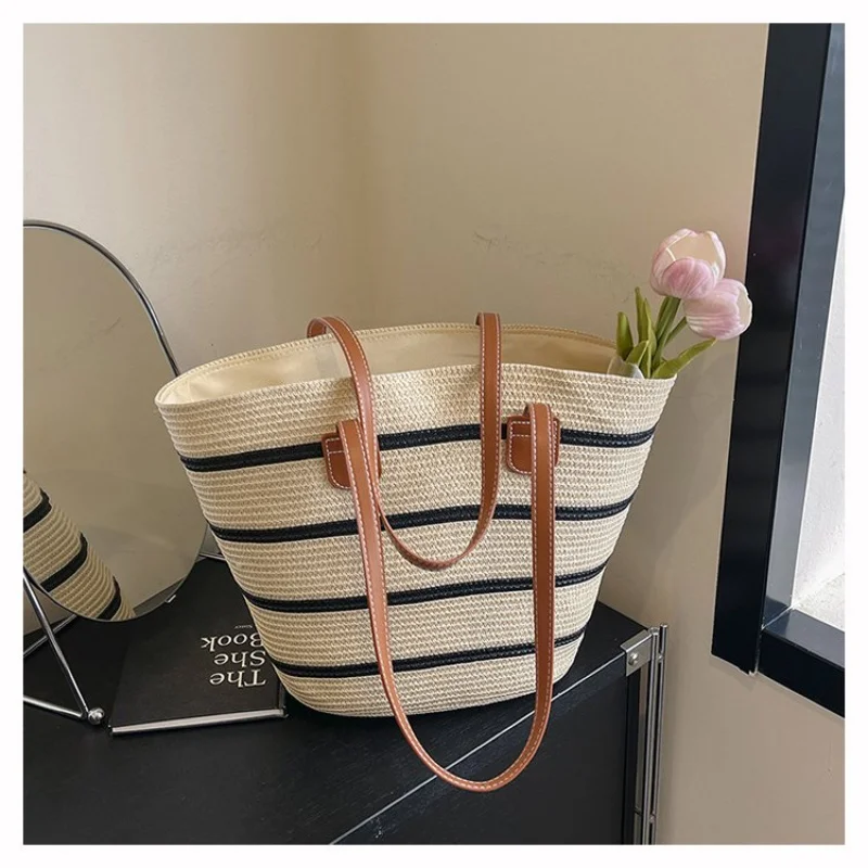 ヌバックレザー製のレディースクロスボディバッグ。トレンディなペルーヴィンテージを特徴とする軽量でソフトなデイリールック。 ​