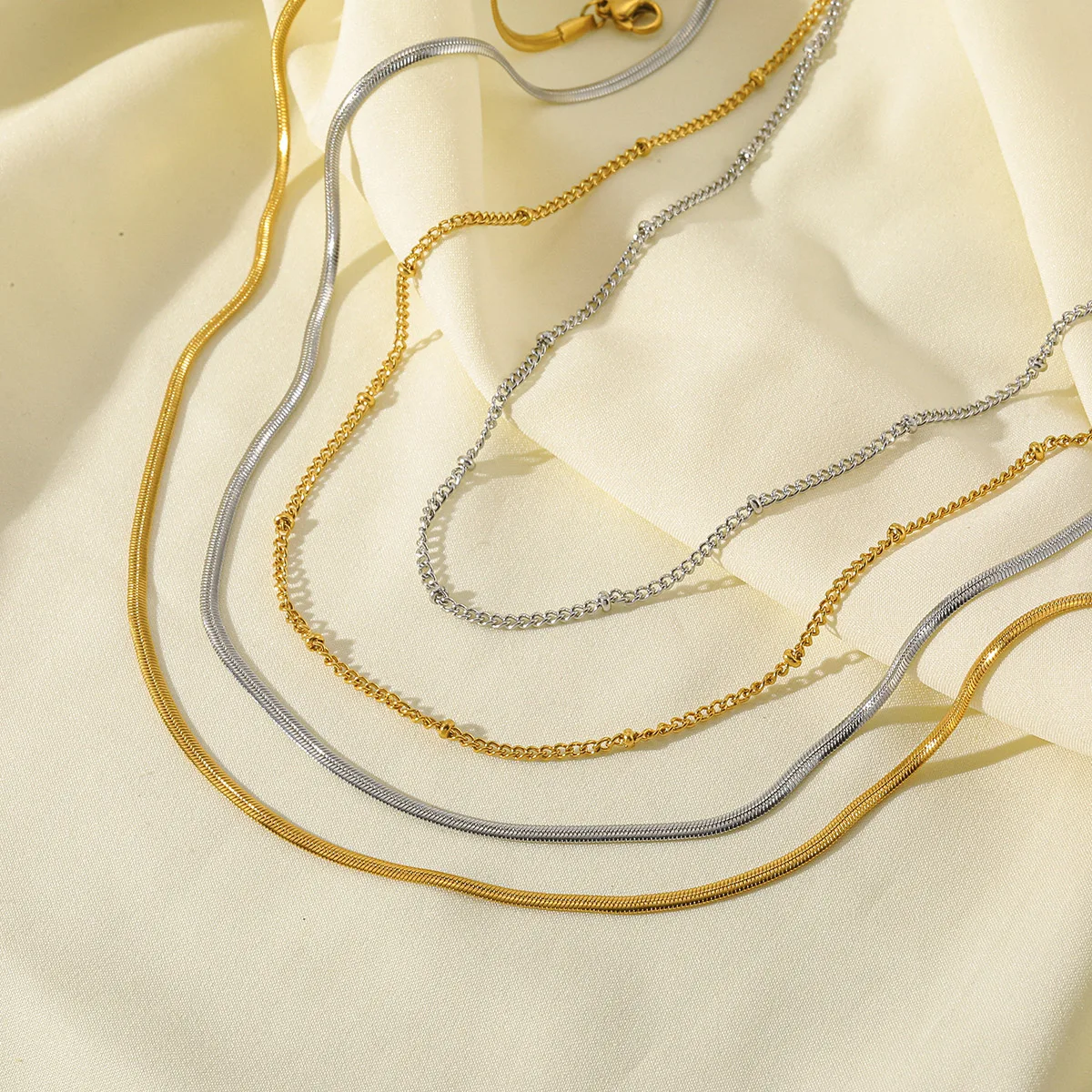 

Unisex Gold Plated Flat Choker Necklace with 316 Stainless Steel Bead Snake Chain Necklace for Women Men Fashion Engagement Gift