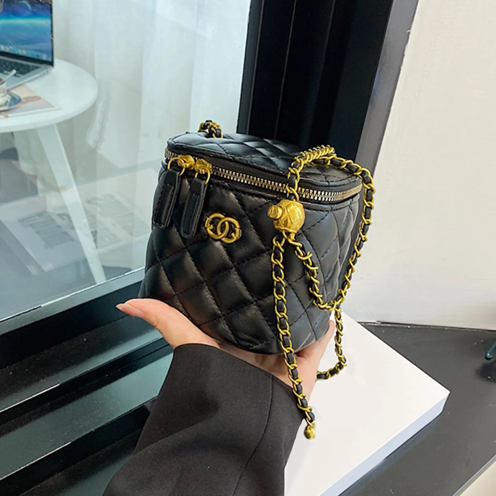 حقيبة كتف صغيرة على شكل دلو للنساء براثن صغيرة كلاسيكية للنساء صندوق مربع صغير حقيبة يد بسلسلة معدنية