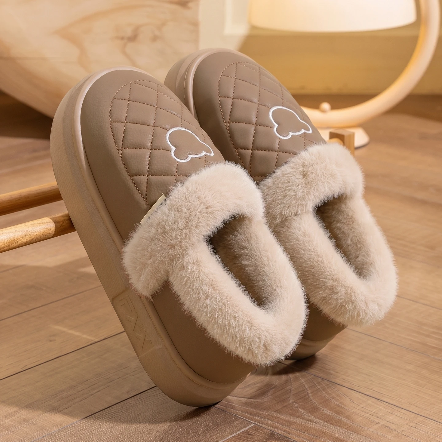 Winter-Wasserdichte Hausschuhe für Damen und Herren, mit dicker Sohle, warmem Plüschfutter, Bärenstickerei, rutschfest, weich, elastisch, für den Innenbereich. – Detail 13