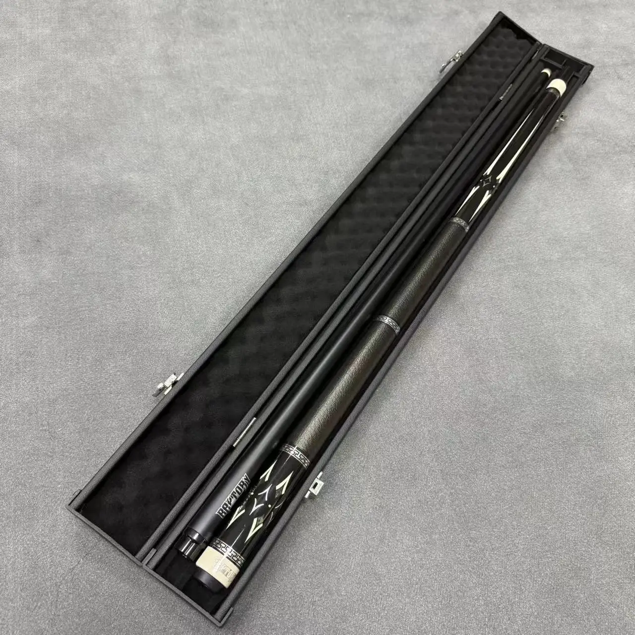 12.5 mm Tip 1/2‑Piece Professional Billiard Cue, Black Anti‑Slip Wrap Grip, Silver Geometric Pattern Butt, Comes with Cue Case