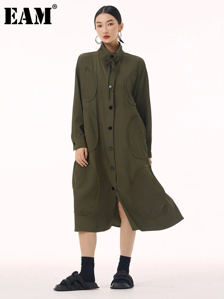 [EAM] Women Army Green Patch Drawstring Big Size Midi Dress New Stand Collar Long Sleeve Fashion Tide Spring Autumn 2025 1DH9211