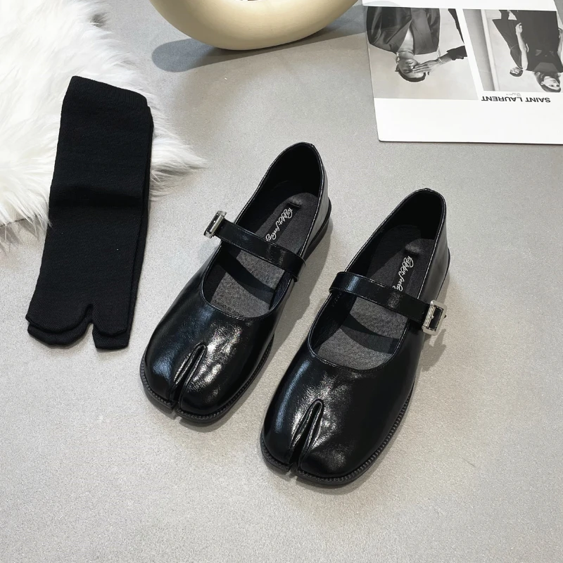 Women One Word Buckle Novelty Split Toe Flat Shoes Woman Mary Janes Japanese Style Trotters Flats Ankle Bele Tabi Ninja Loafers