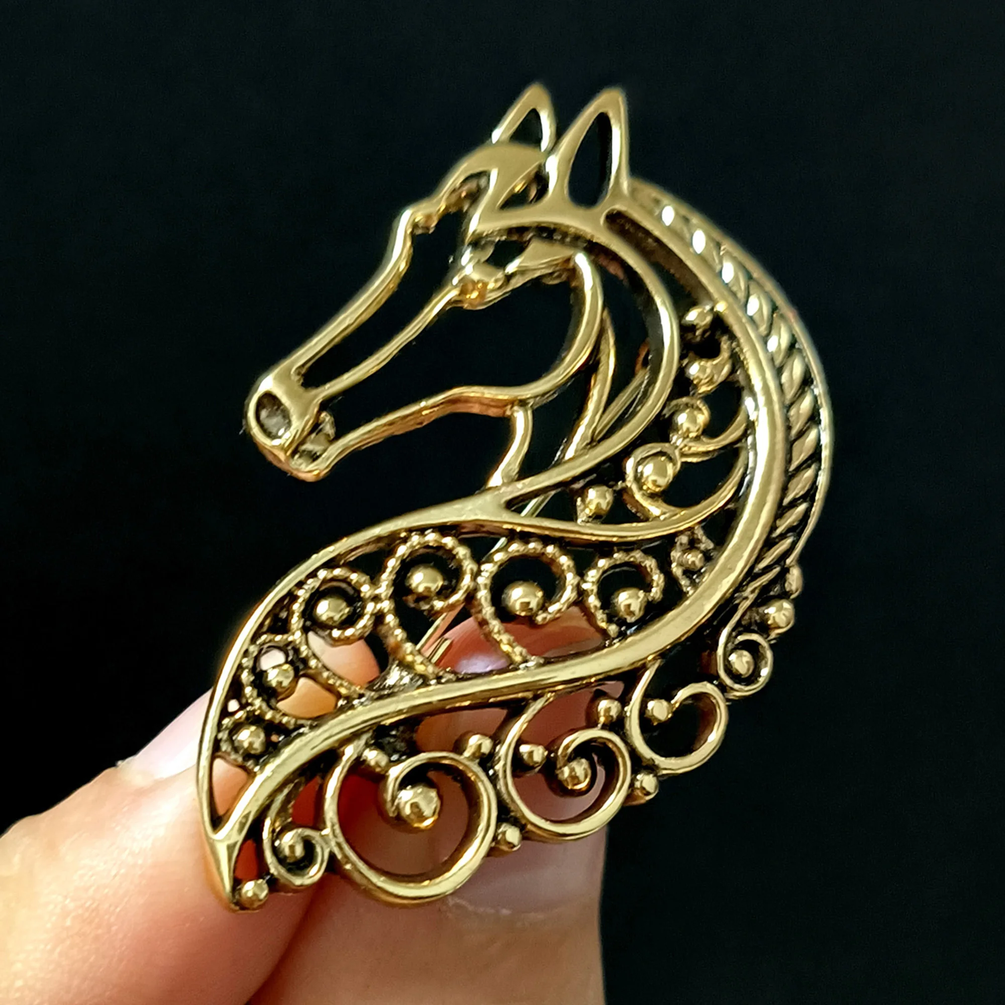 Simple Openwork Horse Brooches for Women Unisex Classic Animal Pins Office Party Friend New Year Gifts Jewelry Accessories