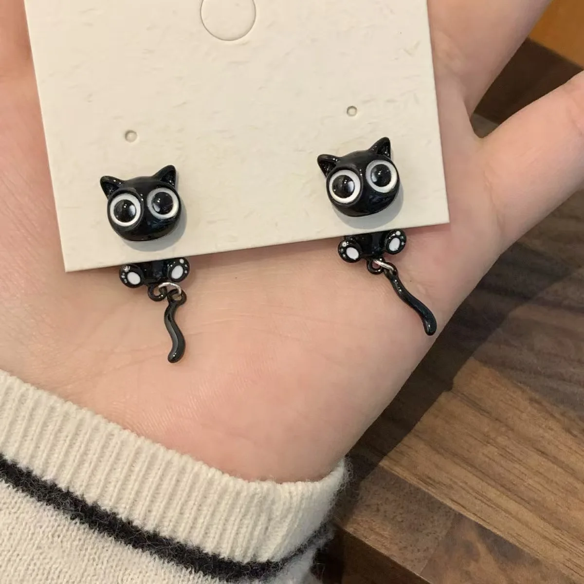 Lustige Cartoon-Ohrringe mit schwarzem Kätzchen, süßem, coolem und niedlichem Design, kreativer, modischer Katzen-Tier-Ohrclip für Frauen und Mädchen, Accessoire – Detail 2