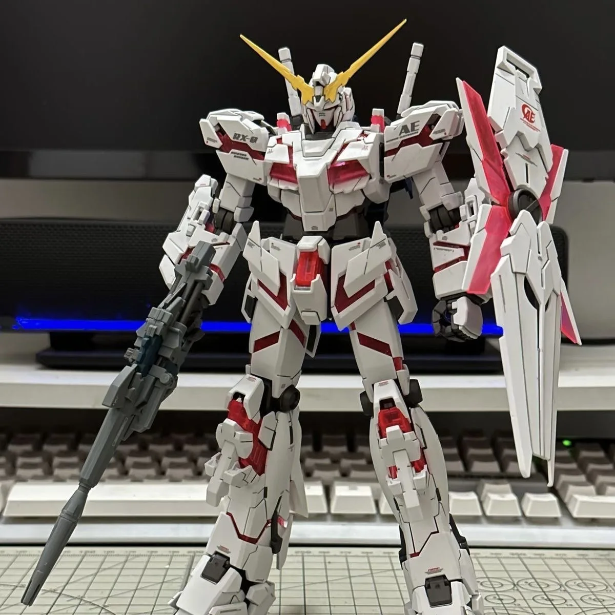 Kit de modèle Gundam RX-0 Unicorn en mode démonstrateur 1/144 HG, Mecha Psycho Frame lumineux blanc et rouge avec fusil à faisceau et bouclier, collection Anime