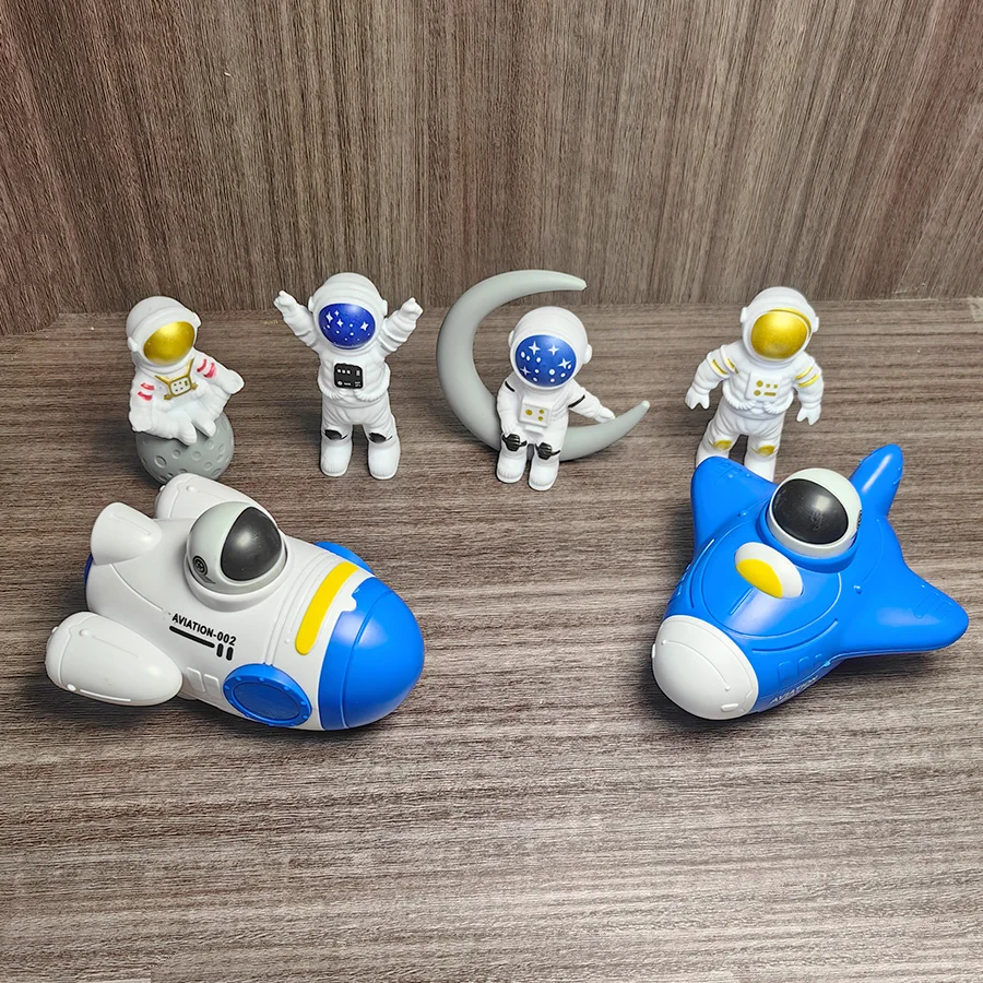 Children press toy cars, spacecraft, and rockets. Astronaut ornament, suitable for boys' birthday gifts