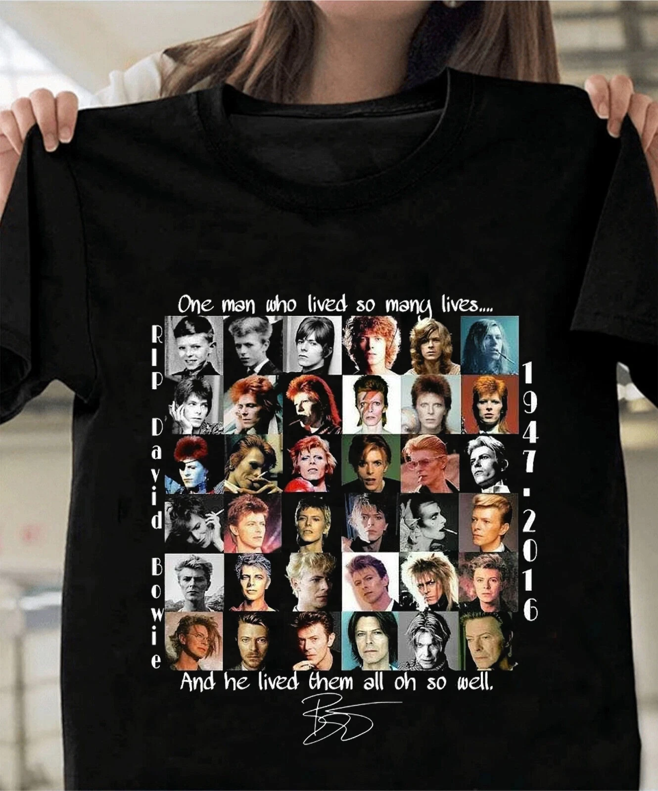 

Редкий подарок, который дал ему его поклонникам его покровительник (или: его покровительница, в зависимости от контекста) — искатель(и) его (или: его) поклонников — Дэвиду Боуи, состоящий из 1994 года по 2016 год — это — футболка из хлопковой ткани черног