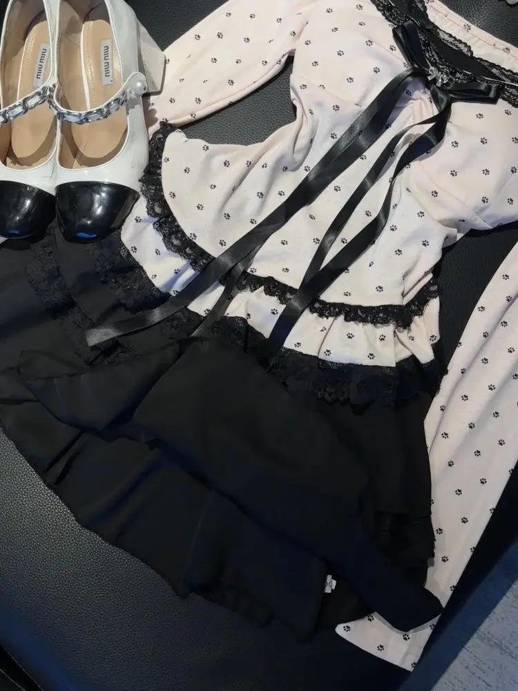 Süßes Y2K-Zweiteiler-Set im japanischen Stil für Damen mit Schleife und gepunktetem Oberteil + leicht dehnbarem Spitzenkleid, High-Street-Chic-Party-Set