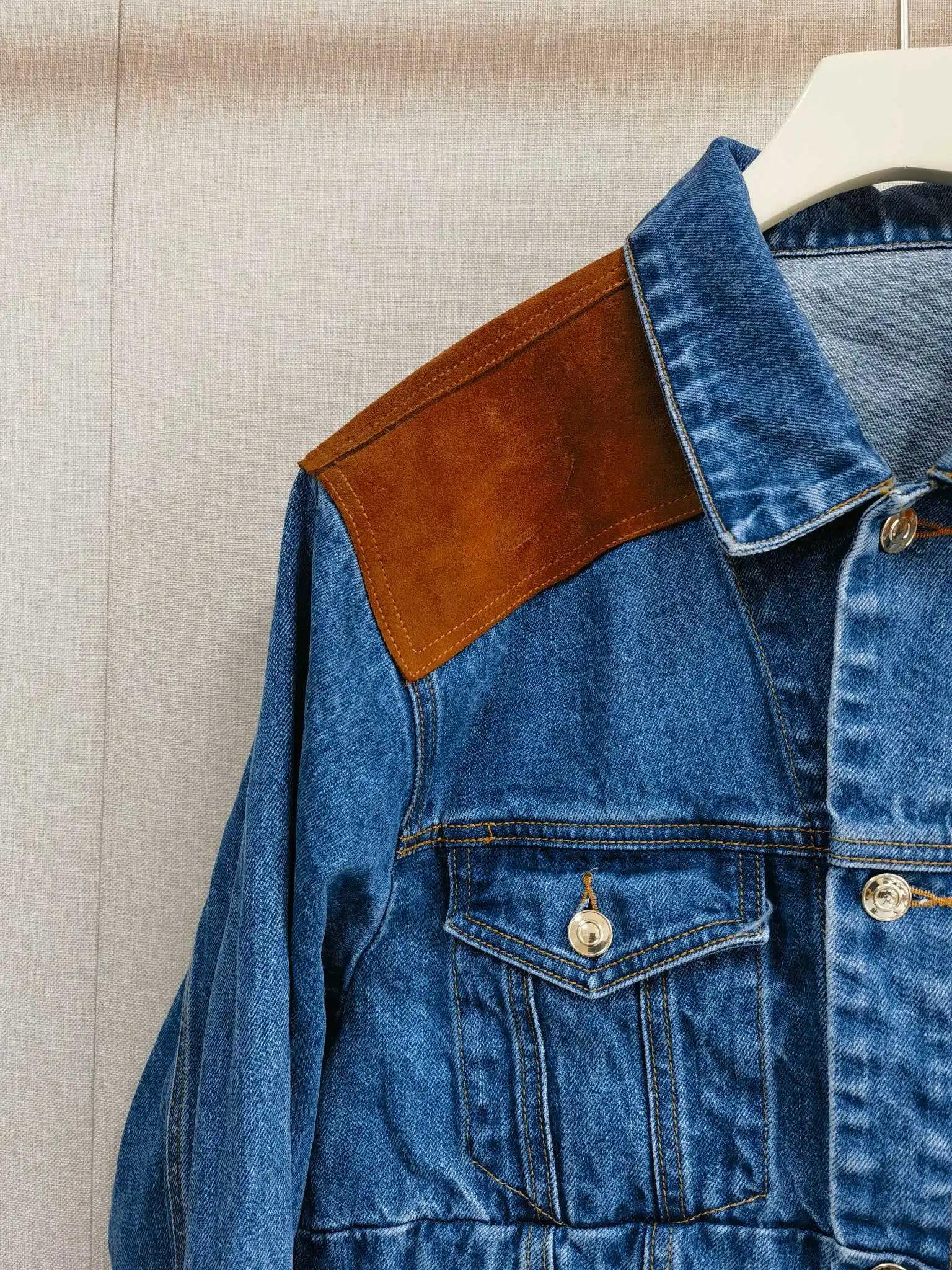 

2026 Summer New Women Fashion Suede Spliced Denim Jacket + High Waist Ladies Rivet Decorative Short Jeans ﻿