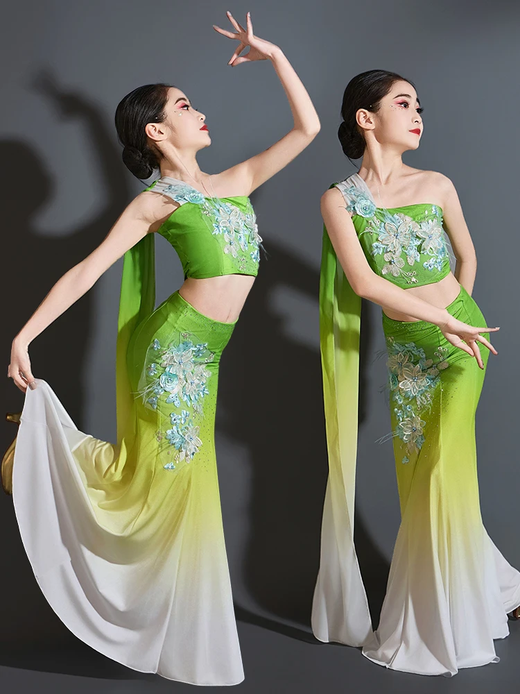 

New Children's Dance Costume een Skirt Performance Outfit Fem Child Ethnic Tai Dance Performance Clouds And Colors in th...