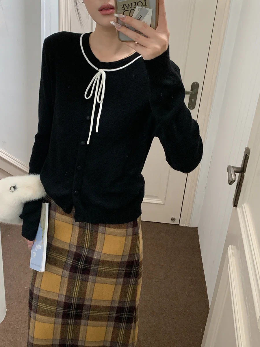 Kardigan rajut leher bulat dengan dasi kupu-kupu desain baru awal musim gugur.