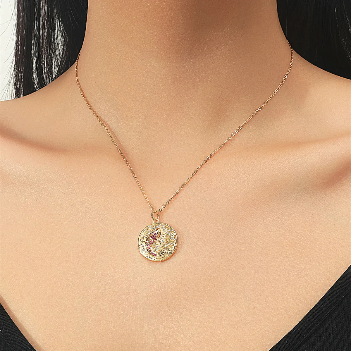 Korean classic vintage round pendant, minimalist INS style artistic versatile titanium steel color-resistant necklace, collarbon