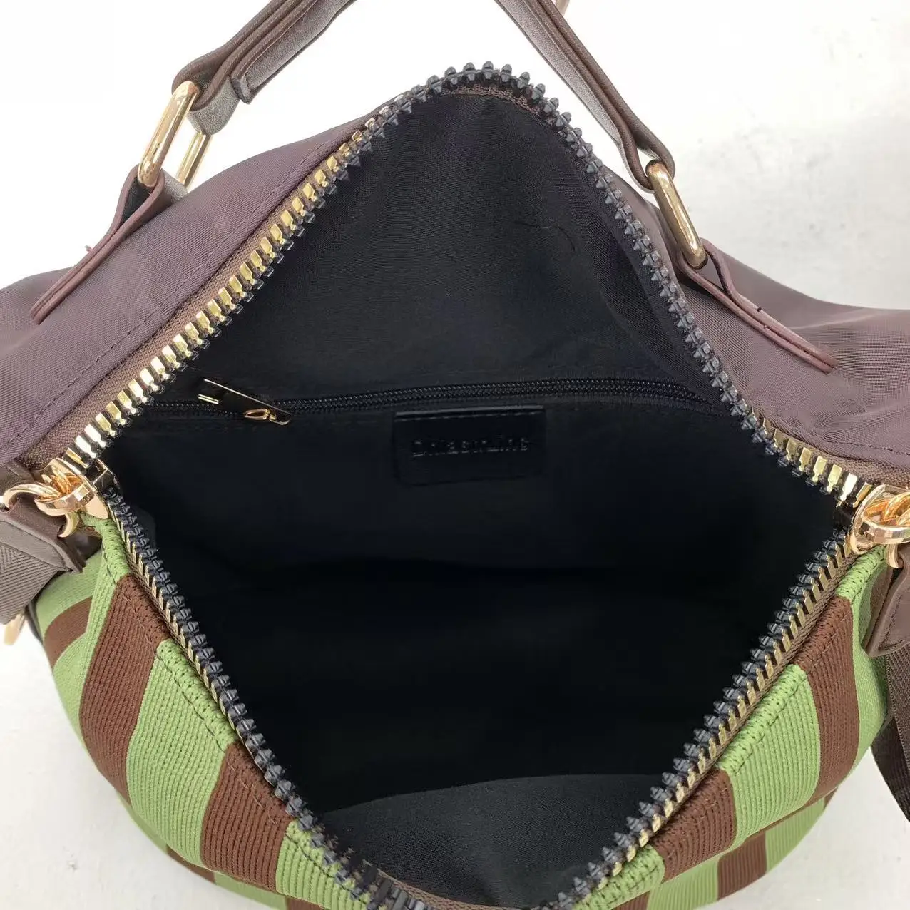 Modische gesteppte Mesh-Schultertasche für Damen mit Streifenmuster, einfache und vielseitige lässige Umhängetasche. – Detail 16