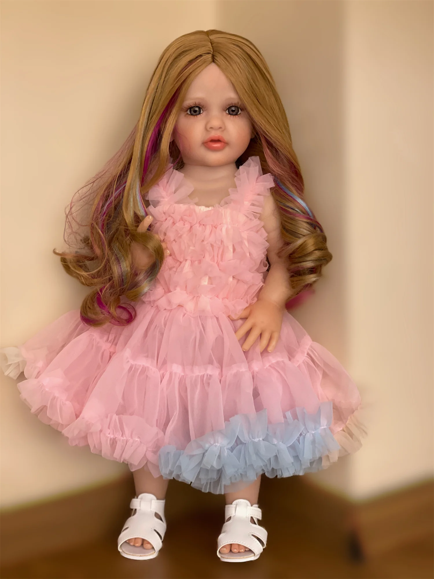 56CM Otwarte oczy Betty Full Body Vinyl Girl Doll z długimi włosami i różową sukienką Malowana skóra Ręcznie robione wodoodporne lalki Bebe reborn