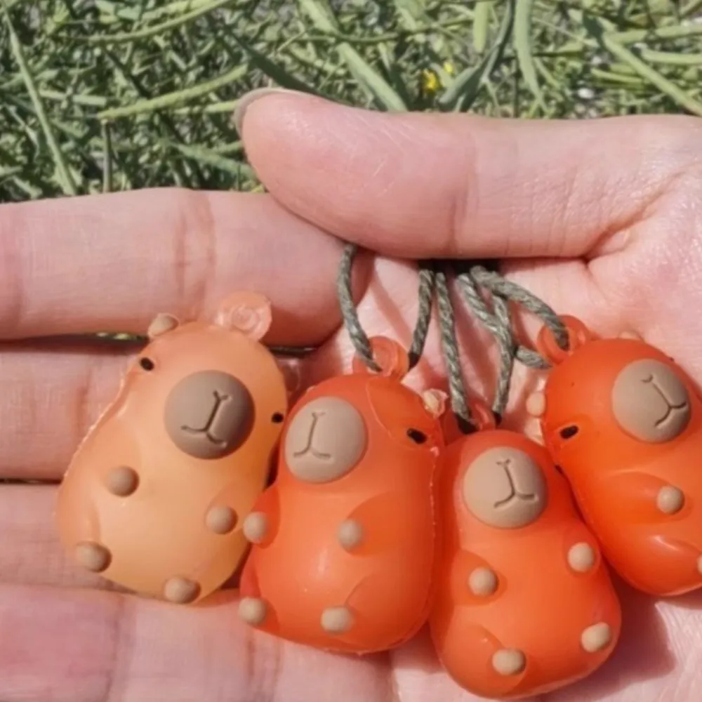 1 pçs mudança de cor carro assado kapibara pingente carro uv espelho retrovisor capivara pendurado decoração brinquedo decorações do carro crianças brinquedos